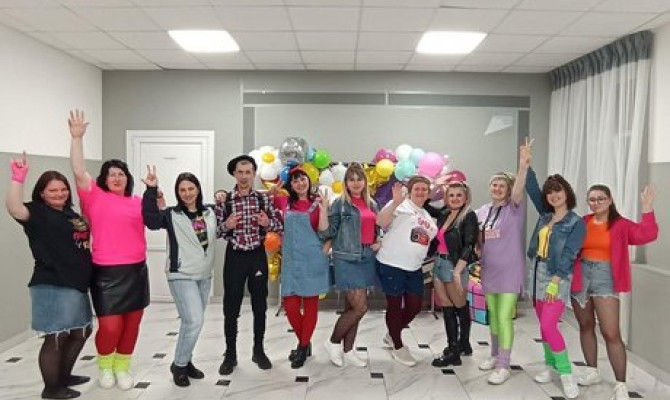 «Дарите женщинам цветы!».